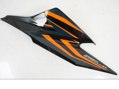 Framsidan på Sidkåpa från en KTM 1290 Super Duke R EVO -2023 motorcykel.