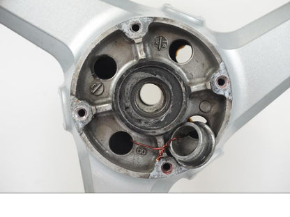 Extrabild3 på Fälg från en Kawasaki ZX-12R -2000 motorcykel.