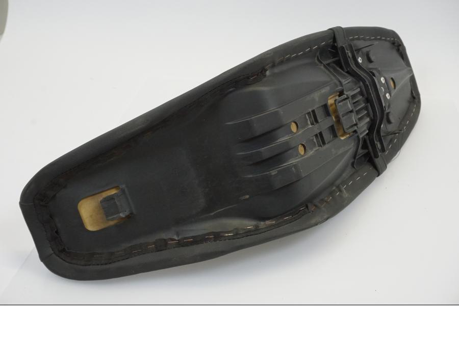 Snett uppifrån på Sadel från en Yamaha WR 125 -2010 motorcykel.