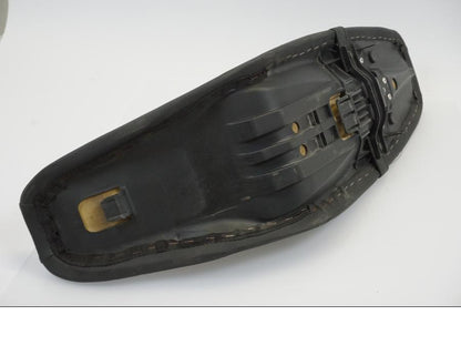 Snett uppifrån på Sadel från en Yamaha WR 125 -2010 motorcykel.