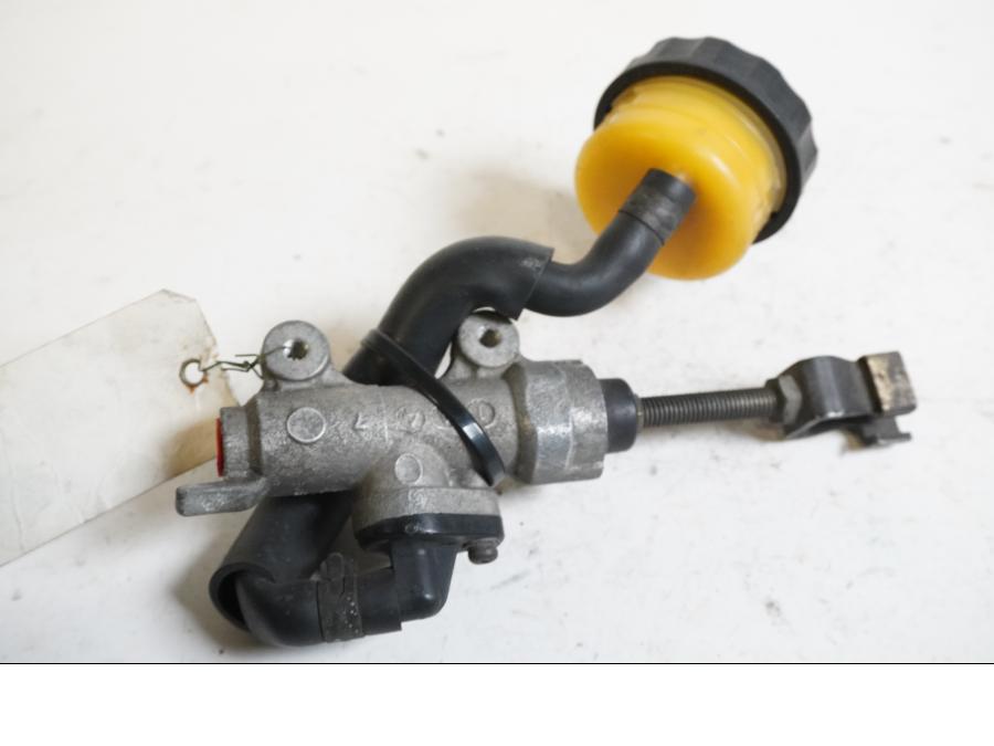 Baksidan på Bromshuvudcylinder från en Honda CBR 600 -2002 motorcykel.