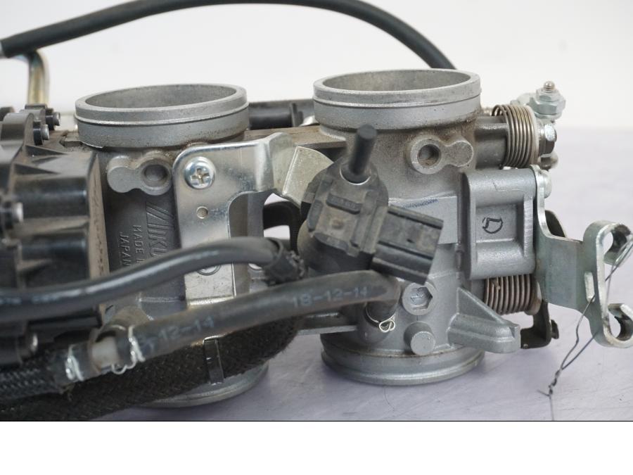 Höger sida på Spjällhus från en Kawasaki Z 900 -2019 motorcykel.