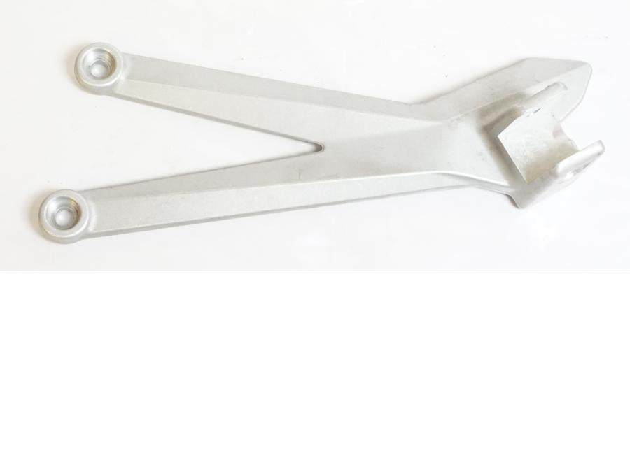 Framsidan på Fotpinnefäste från en KTM 690 Enduro -2016 motorcykel.