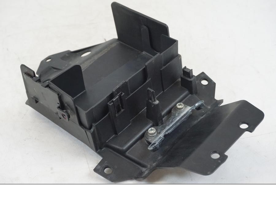 Snett nerifrån på Batterikåpa från en Ducati Streetfighter S -2011 motorcykel.