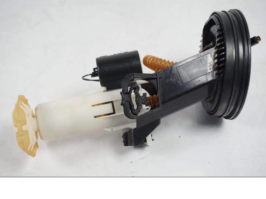 Snett nerifrån på Bensinpump insprut från en BMW F 650 CS -2002 motorcykel.