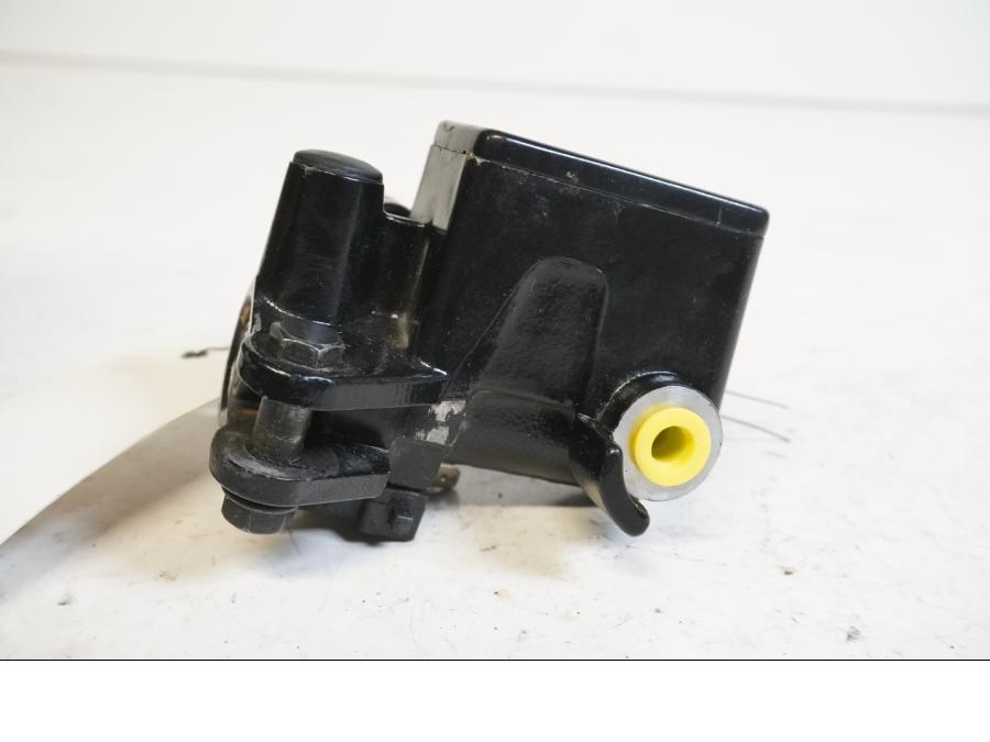 Baksidan på Bromshuvudcylinder från en Kawasaki Ninja 300 -2014 motorcykel.