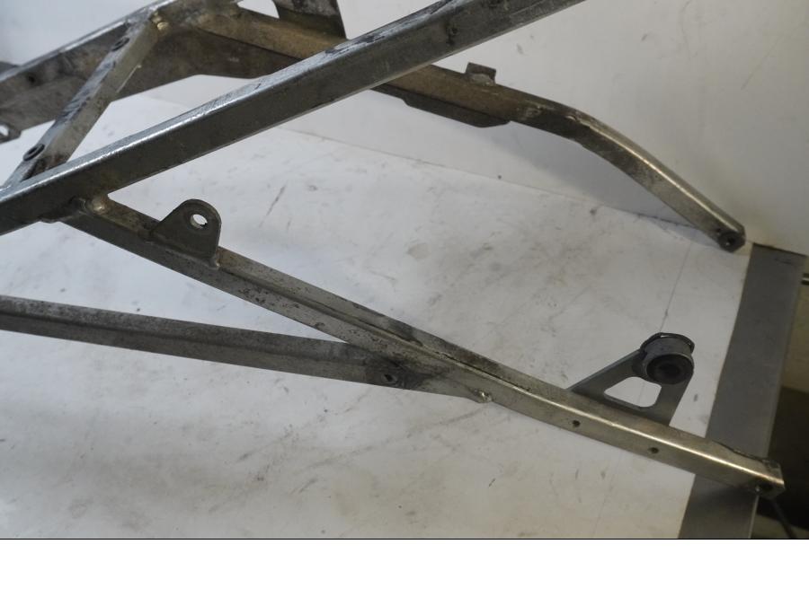 Vänster sida på Bakram från en KTM 625 SC SM -2002 motorcykel.