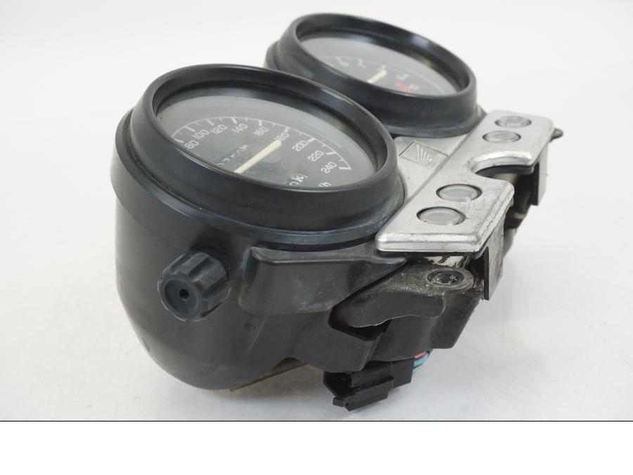 Snett uppifrån på Instrumentpanel från en Honda CB 750 -2002 motorcykel.