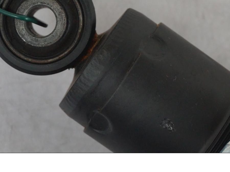 Snett uppifrån på Stötdämpare från en Kawasaki Z 900 -2019 motorcykel.