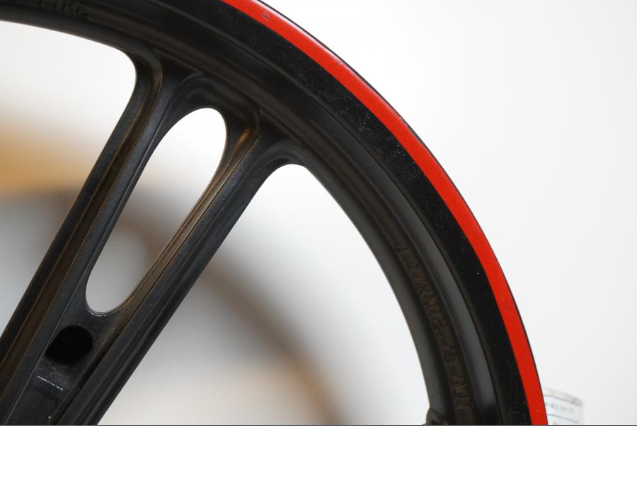 Extrabild1 på Fälg från en Yamaha YZF-R 125 -2009 motorcykel.