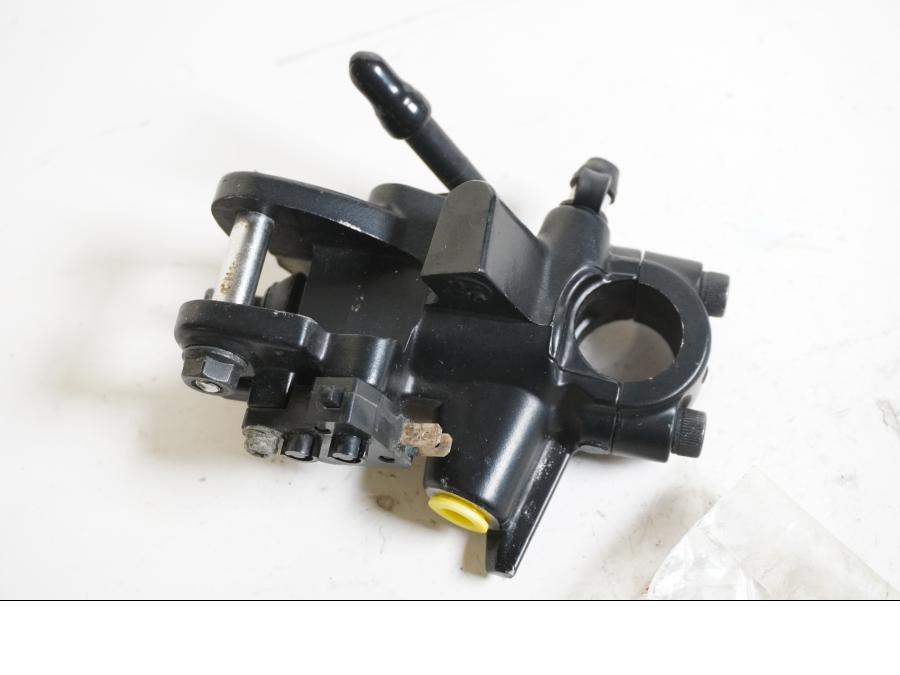 Vänster sida på Bromshuvudcylinder från en Kawasaki ZZ-R 1400 -2010 motorcykel.