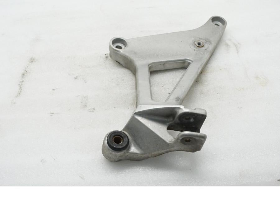 Framsidan på Fotpinnefäste från en Honda VFR 750 -1990 motorcykel.