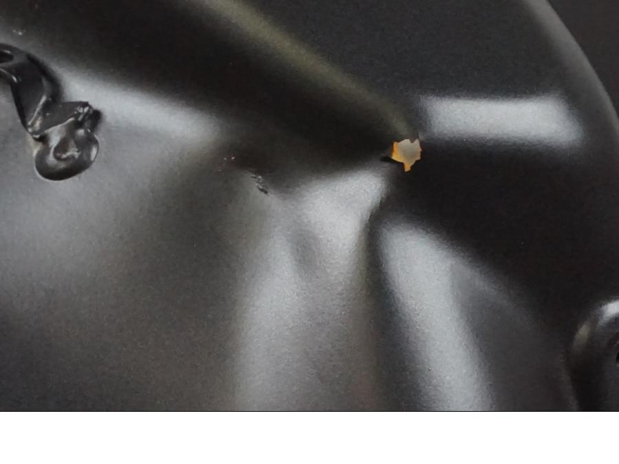 Snett uppifrån på Bensintank från en Ducati Monster 937 -2021 motorcykel.