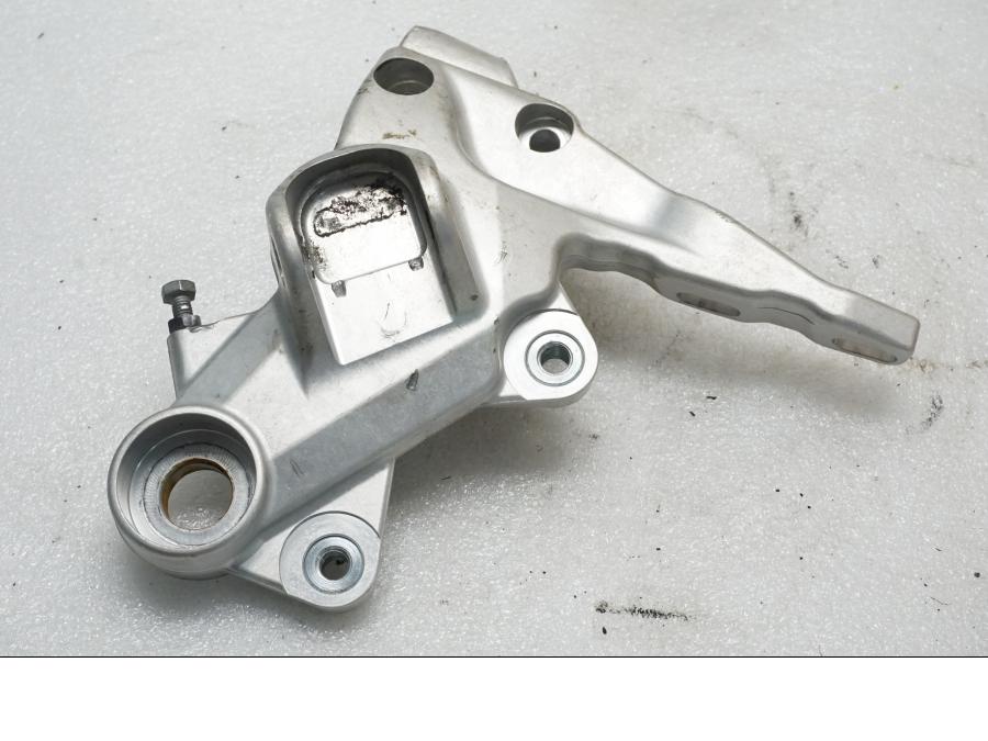 Baksidan på Fotpinnefäste från en KTM 690 SMCR -2019 motorcykel.