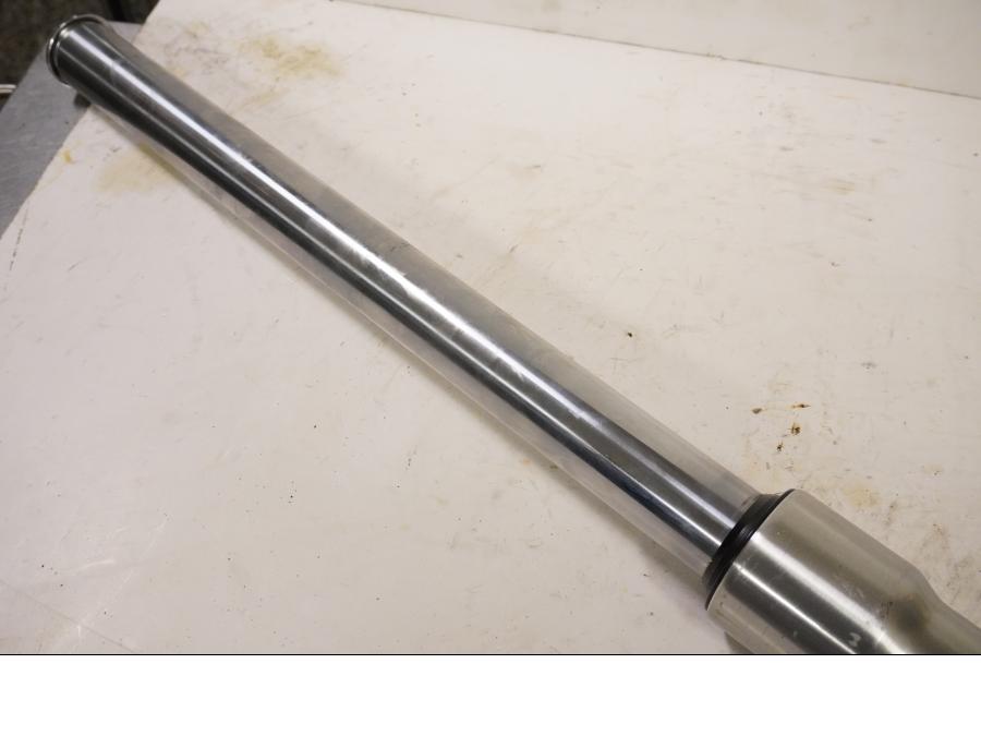 Snett uppifrån på Gaffelben från en Suzuki LS 650 -1996 motorcykel.