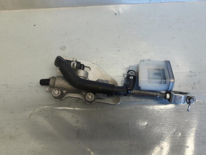 Baksidan på Bromshuvudcylinder från en Suzuki DL 1000 -2018 motorcykel.