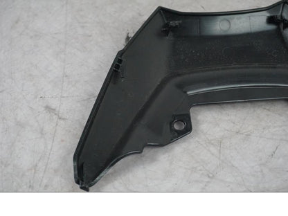 Snett nerifrån på Bakvinge från en Yamaha MT-09 -2024 motorcykel.