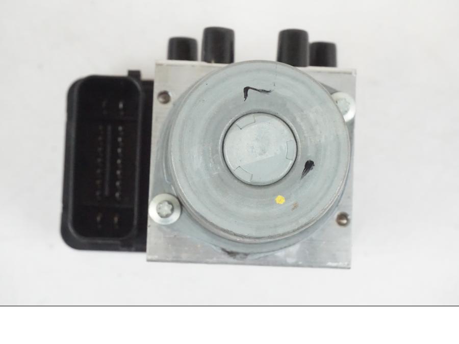 Vänster sida på ABS Modulator från en KTM 390 Adventure -2021 motorcykel.