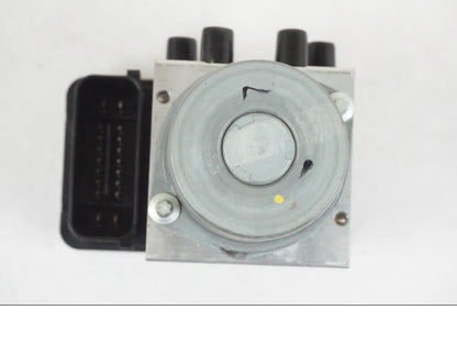 Vänster sida på ABS Modulator från en KTM 390 Adventure -2021 motorcykel.