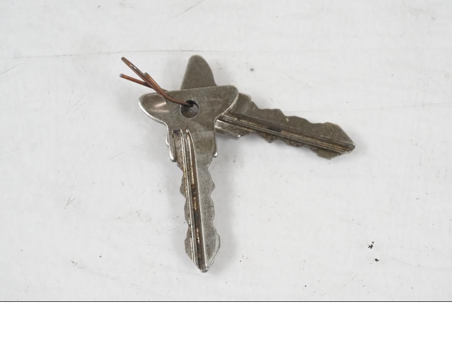 Extrabild1 på <p>Låssats från BMW R 1200 C 2002.</p>

<p>Tändningslås, tanklock, ett väsklås, skador finns och 2st nycklar. Lacksläpp på tändningslåset se bild.</p> motorcykel.