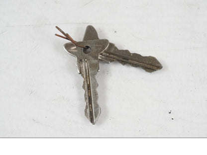 Extrabild1 på <p>Låssats från BMW R 1200 C 2002.</p>

<p>Tändningslås, tanklock, ett väsklås, skador finns och 2st nycklar. Lacksläpp på tändningslåset se bild.</p> motorcykel.