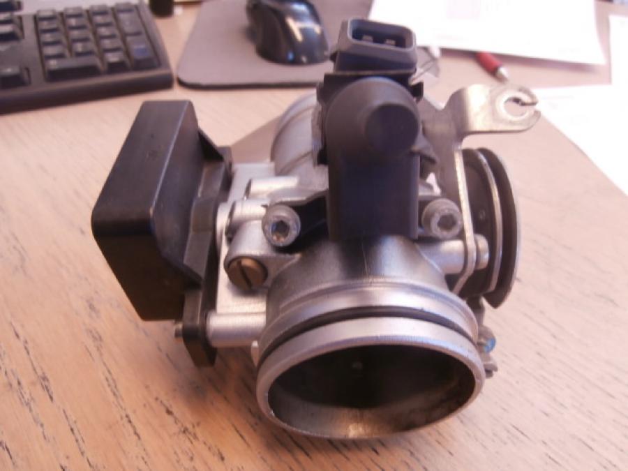 Höger sida på Spjällhus från en BMW R 1100 S -1999 motorcykel.