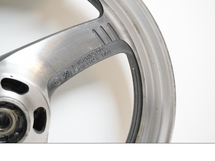 Vänster sida på Fälg från en Suzuki VZ 800 -2002 motorcykel.