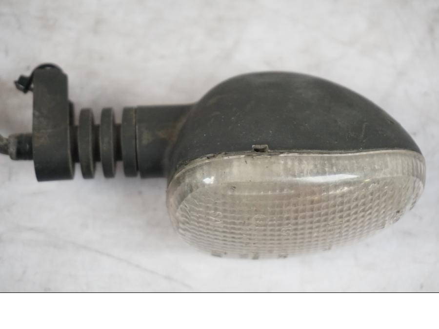 Snett nerifrån på Blinkers från en Triumph Tiger -2009 motorcykel.