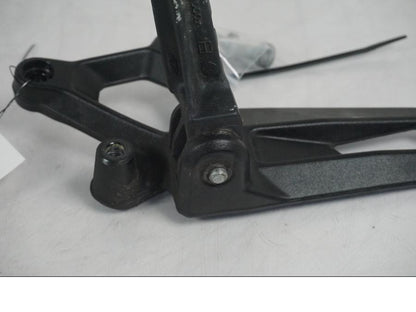 Snett uppifrån på Fotpinnefäste från en KTM 1290 Super Duke GT -2017 motorcykel.