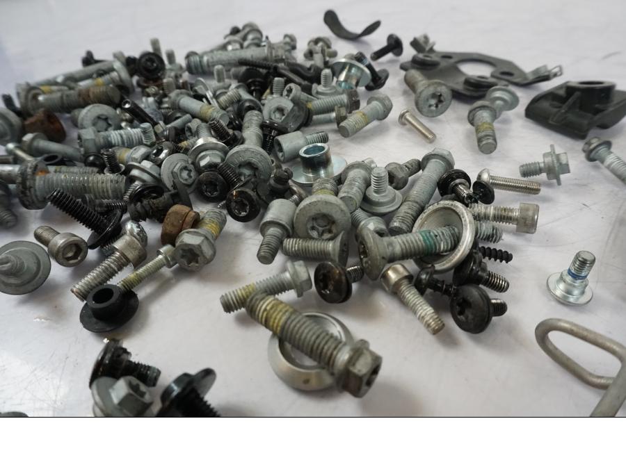 Snett nerifrån på Skruv / Mutter etc från en KTM 790 Duke -2019 motorcykel.