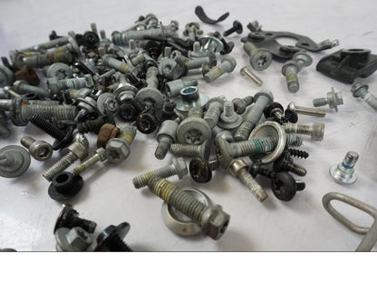 Snett nerifrån på Skruv / Mutter etc från en KTM 790 Duke -2019 motorcykel.