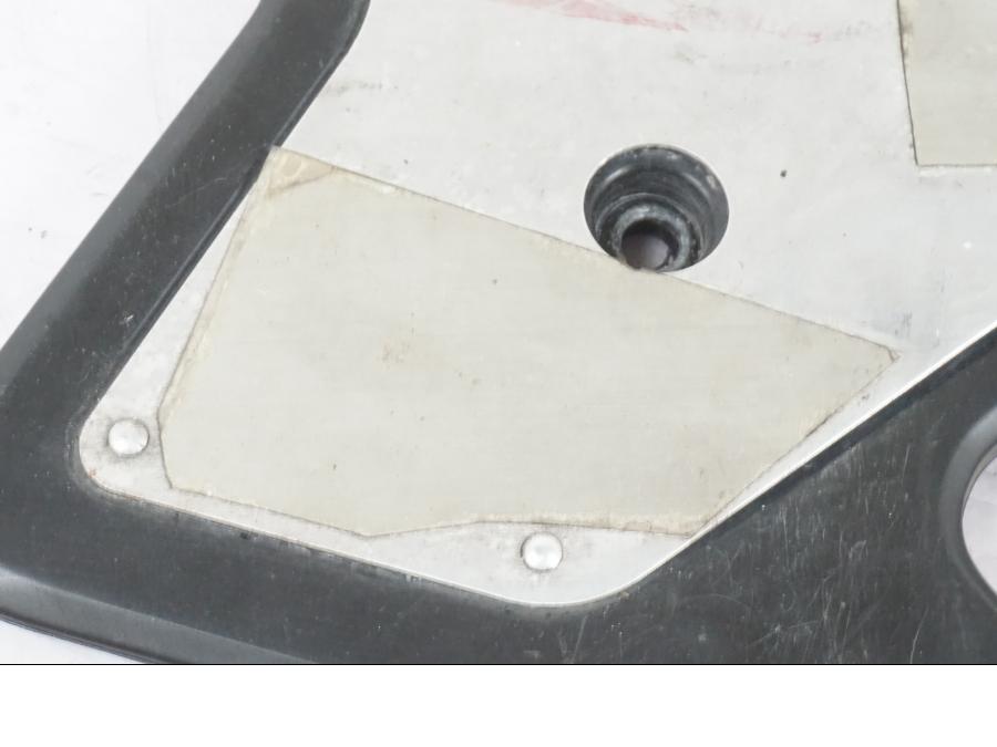 Baksidan på Fotpinnehälskydd från en Honda CBR 1000 F -1999 motorcykel.