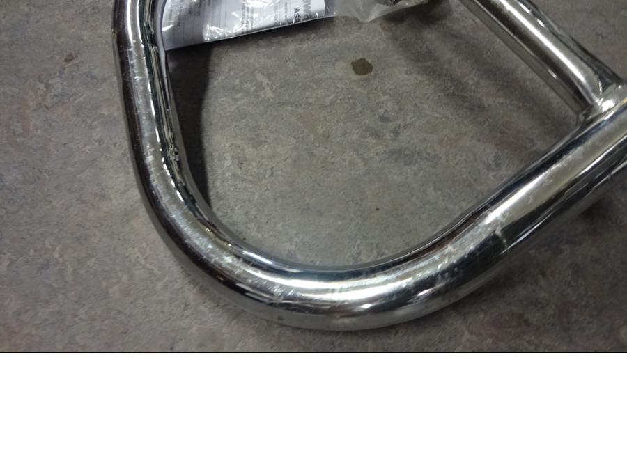 Baksidan på Motorskyddsbåge från en Kawasaki VN 900 -2008 motorcykel.