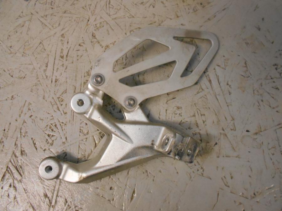 Framsidan på Fotpinnefäste från en BMW S 1000 RR -2017 motorcykel.