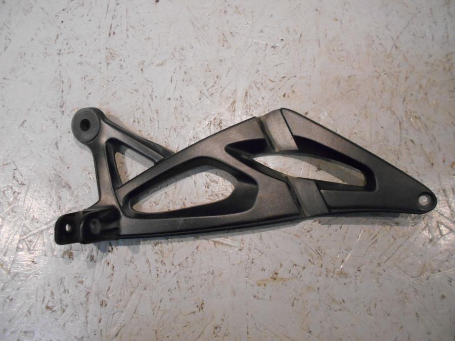 Framsidan på Fotpinnefäste från en BMW K 1300 R -2009 motorcykel.