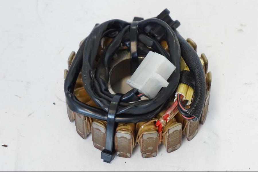 Vänster sida på Generator från en Kawasaki ZR-7 -2001 motorcykel.