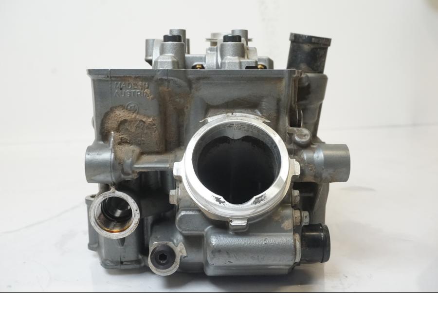 Baksidan på Topplock från en KTM 1190 Adventure -2015 motorcykel.