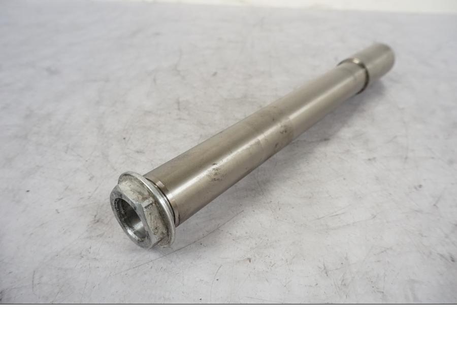 Framsidan på Axel från en KTM 690 Duke -2014 motorcykel.