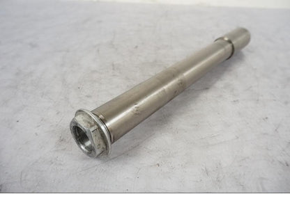 Framsidan på Axel från en KTM 690 Duke -2014 motorcykel.