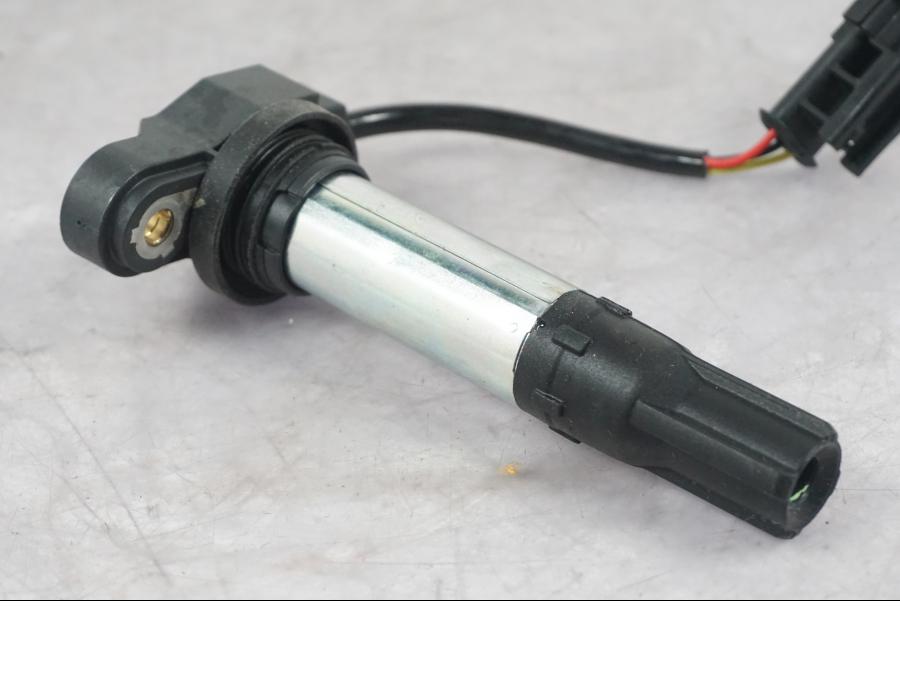 Snett nerifrån på Tändspole från en KTM 1290 Super Duke R -2022 motorcykel.