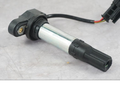 Snett nerifrån på Tändspole från en KTM 1290 Super Duke R -2022 motorcykel.