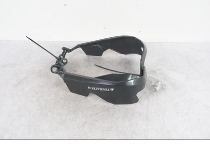 Framsidan på Handskydd från en BMW R 1250 GS -2017 motorcykel.