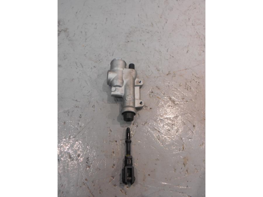 Baksidan på Bromshuvudcylinder från en Aprilia Tuono V4R -2016 motorcykel.