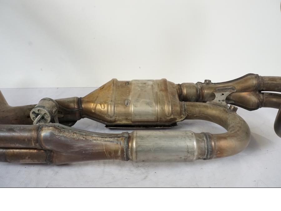 Snett nerifrån på Grenrör från en Honda VFR 1200 -2010 motorcykel.