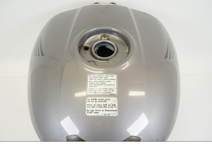 Snett nerifrån på Bensintank från en Honda ST 1300 -2002 motorcykel.