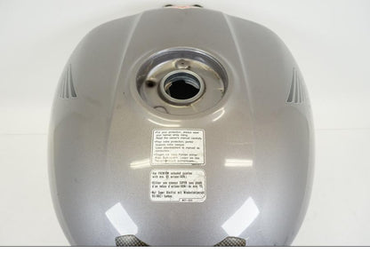 Snett nerifrån på Bensintank från en Honda ST 1300 -2002 motorcykel.