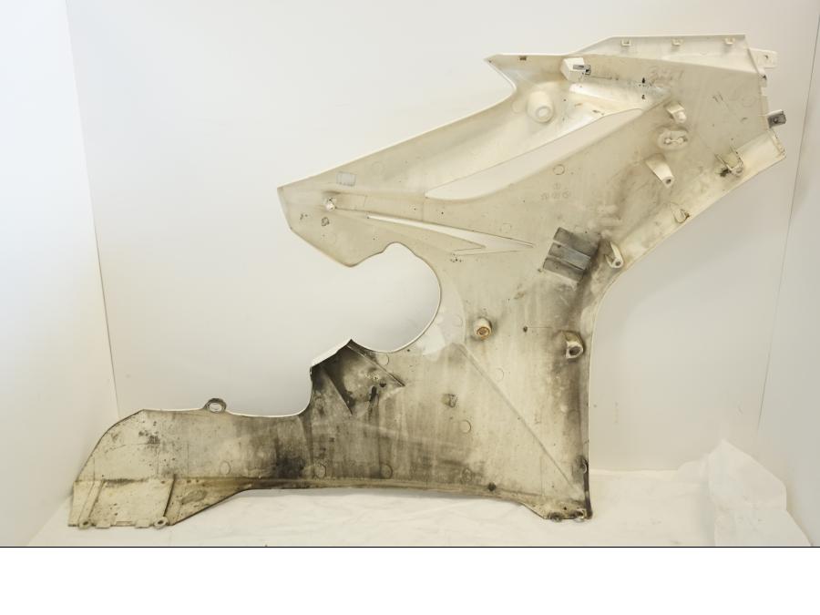 Baksidan på Sidkåpa från en Triumph Daytona 675 -2010 motorcykel.