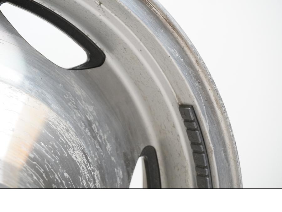 Vänster sida på Fälg från en Suzuki VL 1500 -1998 motorcykel.