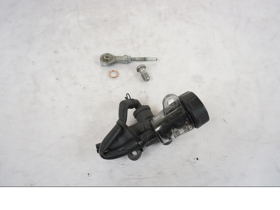 Framsidan på Bromshuvudcylinder från en KTM 790 Duke -2018 motorcykel.