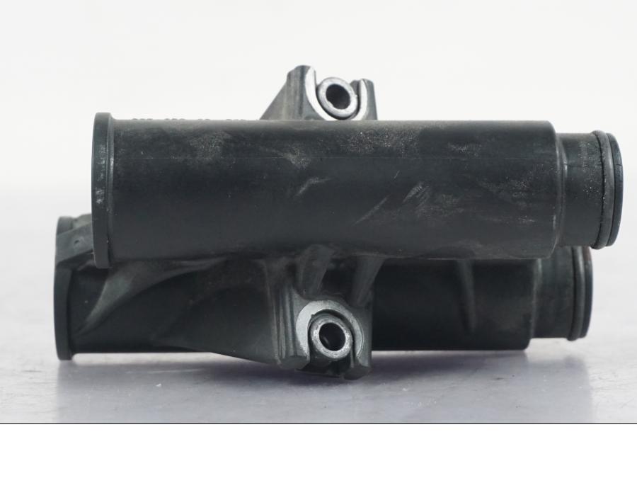 Snett uppifrån på Tändspole Kåpa från en KTM 690 Duke -2015 motorcykel.